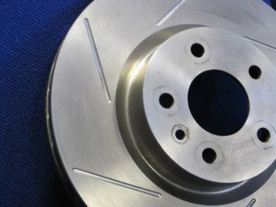 Par de discos de freno traseros ranurados Lancia Delta Evolution Pair of grooved rear brake discs Lancia Delta Evolution - Image 1