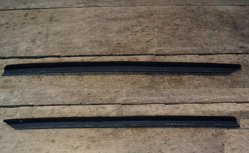 Par lamelunas exteriores ventanillas traseras Mercedes W107 SLC Pair of Outer Waistline Seals Rear Windows Mercedes W107 SLC - Image 1