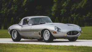 Techo de aluminio montado en un Jaguar E-Type Lightweight