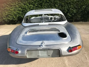 Techo de aluminio para Jaguar E-Type visto desde atras, sin pintar